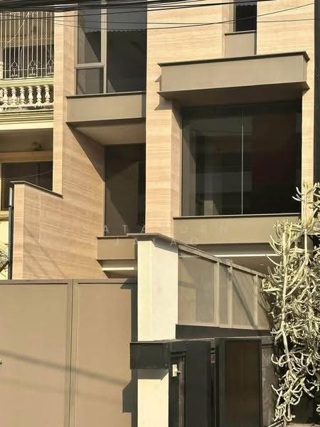 5-BR Townhouse, Bangkok, Phra Kanong Nua, Watthana, Bangkok, 5 Bedrooms, 547 sqm, Townhouse For Sale, by Sataporn Jalao, 500526433 - DDproperty.com