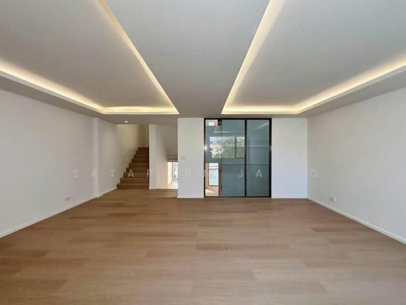 5-BR Townhouse, Bangkok, Phra Kanong Nua, Watthana, Bangkok, 5 Bedrooms, 547 sqm, Townhouse For Sale, by Sataporn Jalao, 500526433 - DDproperty.com