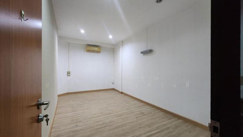 Town house Sathorn Yannawa Distric, Bangkok, Bang Pong Pang, Yan Nawa, Bangkok, 3 Bedrooms, 200 sqm, Townhouse For Sale, by ศิริกาญจณ์ ประณุทกระสานติ์, 500527158 - DDproperty.com