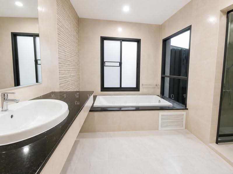 Tanapirom Navanakorn, Pathum Thani, Khlong Nung, Khlong Luang, Pathum Thani, 5 Bedrooms, 419 sqm, Single Detached House For Sale, by ภัทรนัน อิศรางกูร ณ อยุธยา, 500527664 - DDproperty.com