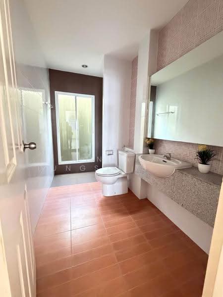 3-BR Townhouse, Bangkok, Saphan Sung, Bangkok, 3 Bedrooms, 204 sqm, Townhouse For Sale, by Trinnaya Dungsirisangthong, 500528007 - DDproperty.com