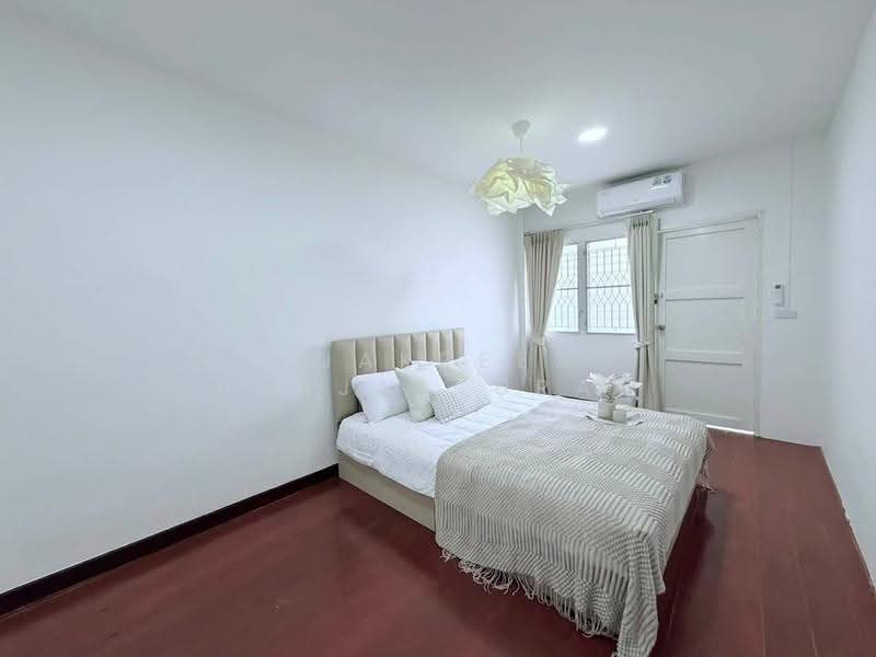 6-BR House, Bangkok, Praborommaharatchawang, Phra Nakhon, Bangkok, 6 Bedrooms, 500 sqm, Single Detached House For Rent, by Jakree Buajatturat, 500528033 - DDproperty.com