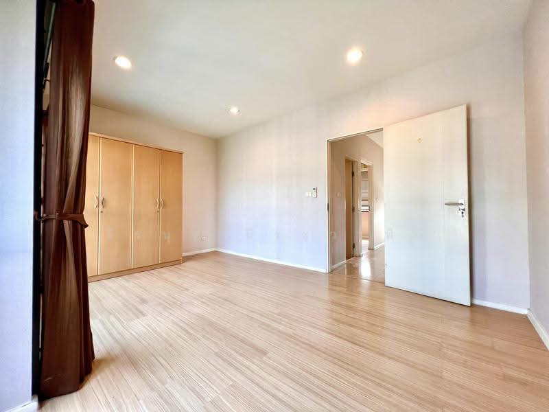 Baan Klang Muang Ngamwongwan, Bangkok, Soi Ngamwongwan 47 Yeak 6-11, Thung Song Hong, Lak Si, Bangkok, 4 Bedrooms, 200 sqm, Townhouse For Sale, by ธีรนุช ธีระวาทิน, 500528301 - DDproperty.com