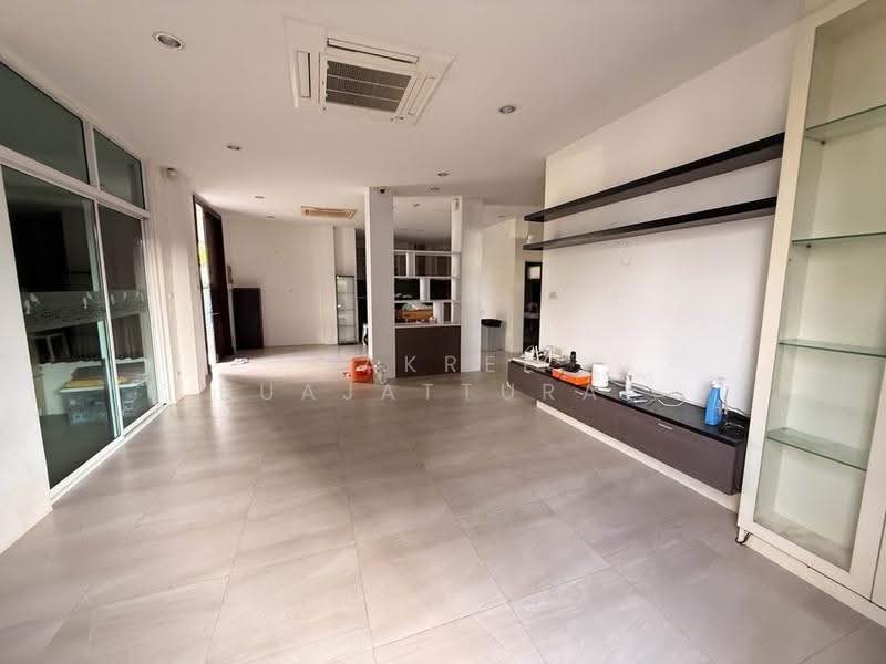 4-BR House, Bangkok, Bang Kapi, Huai Khwang, Bangkok, 4 Bedrooms, 400 sqm, Single Detached House For Rent, by Jakree Buajatturat, 500528385 - DDproperty.com
