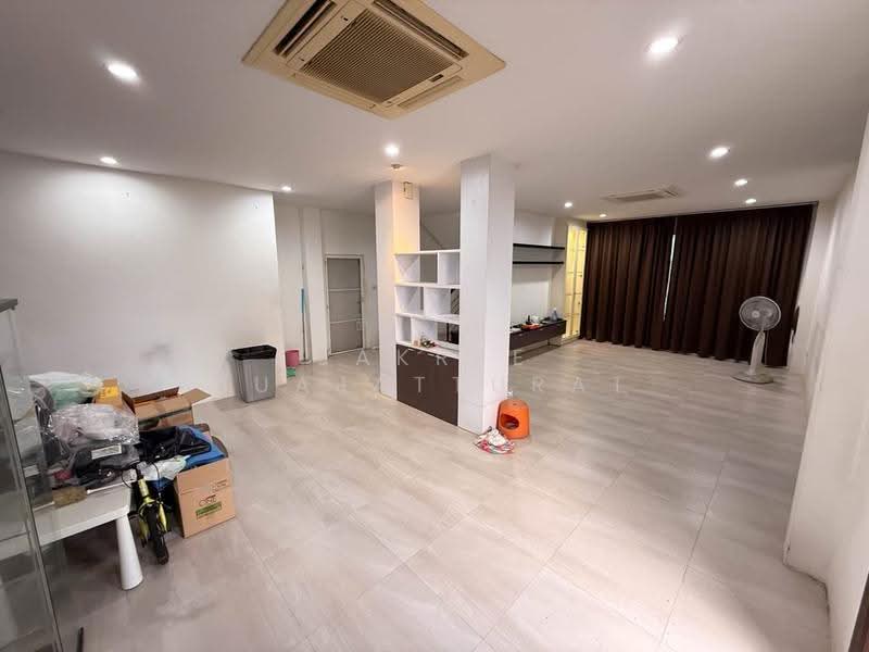 4-BR House, Bangkok, Bang Kapi, Huai Khwang, Bangkok, 4 Bedrooms, 400 sqm, Single Detached House For Rent, by Jakree Buajatturat, 500528385 - DDproperty.com