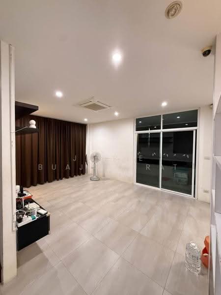 4-BR House, Bangkok, Bang Kapi, Huai Khwang, Bangkok, 4 Bedrooms, 400 sqm, Single Detached House For Rent, by Jakree Buajatturat, 500528385 - DDproperty.com