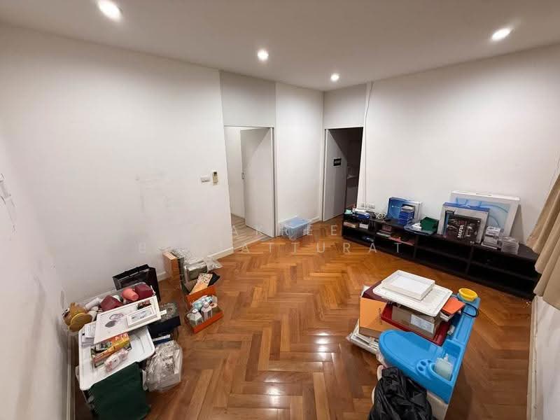 4-BR House, Bangkok, Bang Kapi, Huai Khwang, Bangkok, 4 Bedrooms, 400 sqm, Single Detached House For Rent, by Jakree Buajatturat, 500528385 - DDproperty.com