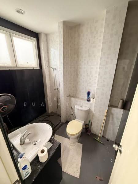 4-BR House, Bangkok, Bang Kapi, Huai Khwang, Bangkok, 4 Bedrooms, 400 sqm, Single Detached House For Rent, by Jakree Buajatturat, 500528385 - DDproperty.com