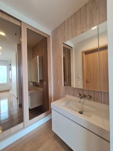 Siri At Sukhumvit, Bangkok, 902 Sukhumvit Road, Phra Kanong, Khlong Toei, Bangkok, 2 Bedrooms, 70 sqm, Condo For Rent, by Agentbkk, 500529176 - DDproperty.com