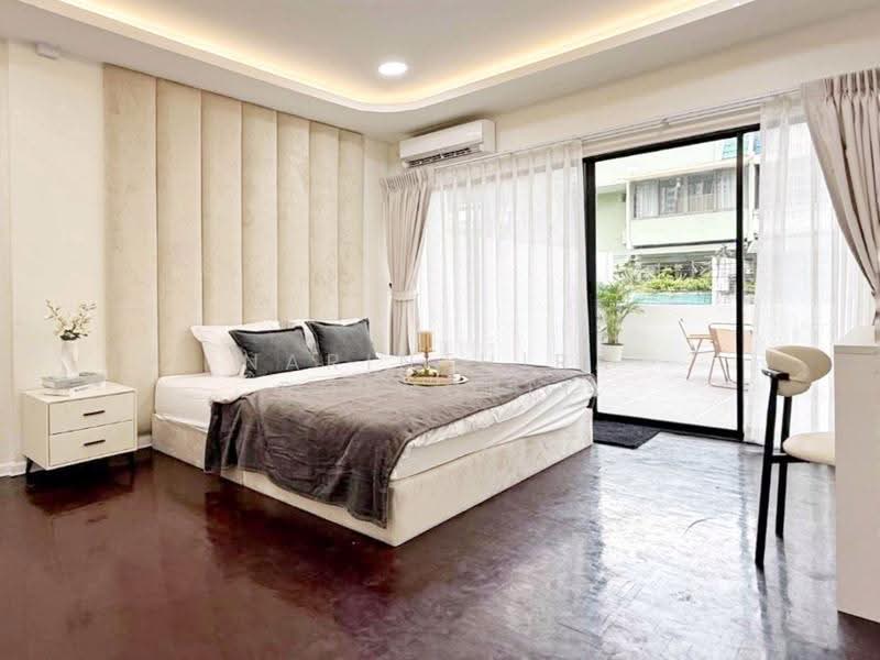 6-BR Townhouse, Bangkok, Huai Khwang, Bangkok, 6 Bedrooms, 400 sqm, Townhouse For Rent, by Narinthira Roengrit, 500529842 - DDproperty.com