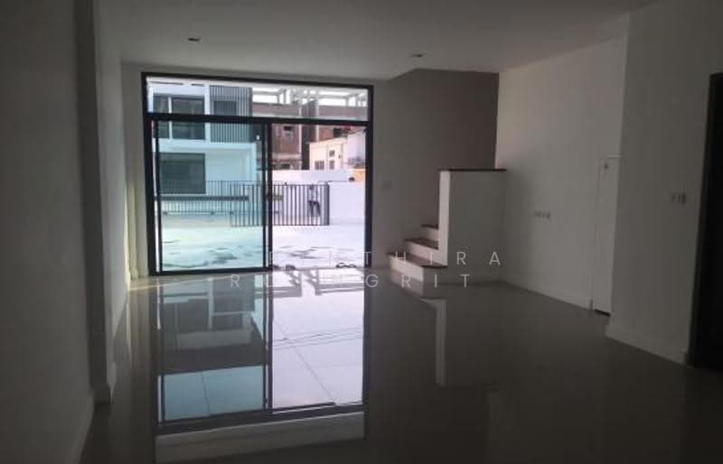 3-BR Semi-detached House, Bangkok, Lat Phrao, Bangkok, 3 Bedrooms, 258 sqm, Semi-Detached House (Twin House) For Rent, by Narinthira Roengrit, 500529868 - DDproperty.com