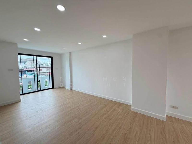 4-BR House, Bangkok, Phlapphla, Wang Thonglang, Bangkok, 4 Bedrooms, 200 sqm, Single Detached House For Sale, by Pichamon Boonchit, 500530251 - DDproperty.com