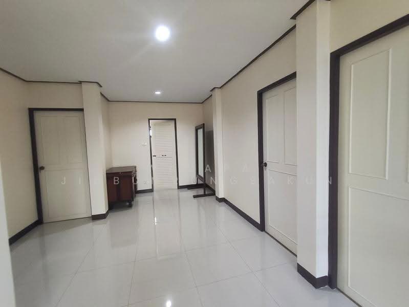 5-BR House, Bangkok, Khan Na Yao, Bangkok, 5 Bedrooms, 4 sqm, Single Detached House For Rent, by Walapa Jidbumrungsakun, 500530256 - DDproperty.com