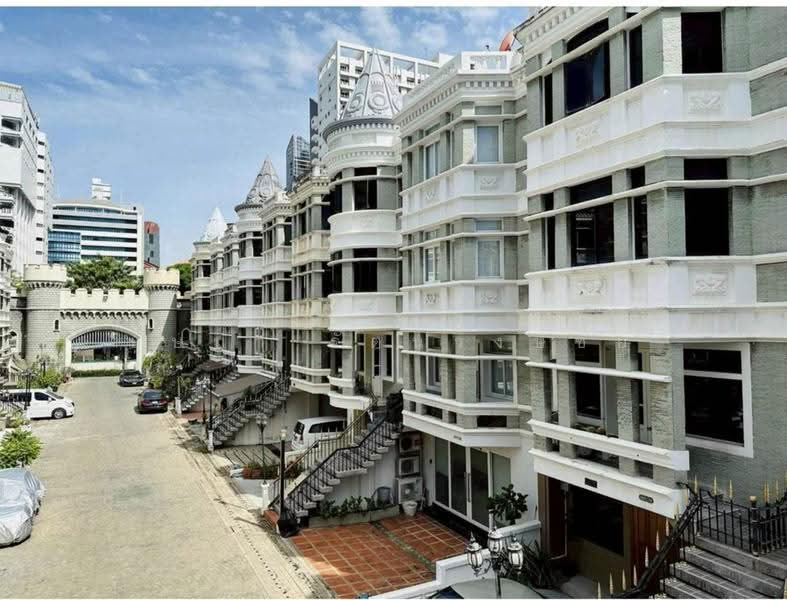 ทำเล BTS พร้อมพงษ์ สุขุมวิท 31ให้เช่าทาวน์โฮม 4 ชั้น ชิชาคาสเซิล บ้านสวย แต่งครบ พร้อมอยู่ ทำเลดีมาก, Bangkok, สุขุมวิท, Khlong Tan Nua, Watthana, Bangkok, 4 Bedrooms, 350 sqm, Townhouse For Rent, by บุษบา รัตนวงษ์ชัย, 500530821 - DDproperty.com