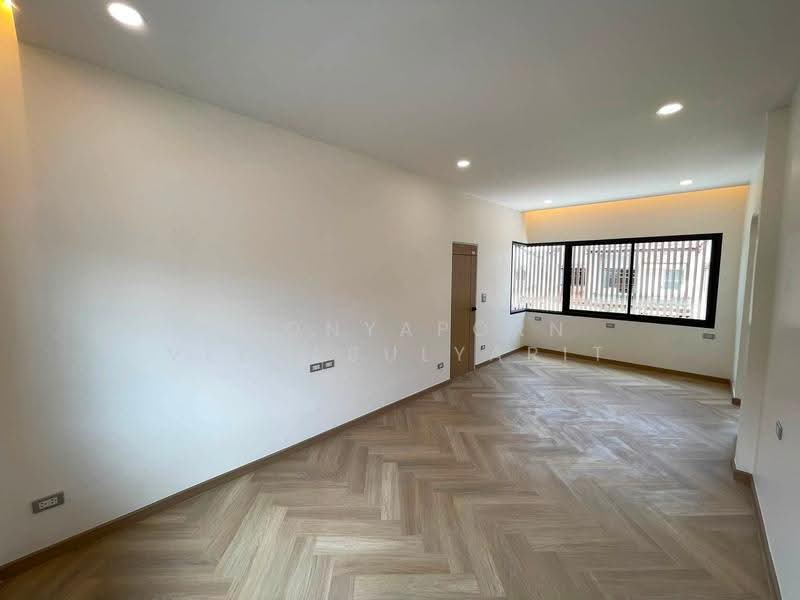 ขายบ้านเดี่ยว : ซอยลาดพร้าว 87, Bangkok, ลาดพร้าว, Khlong Chaokhun Sing, Wang Thonglang, Bangkok, 5 Bedrooms, 250 sqm, Single Detached House For Sale, by Poonyaporn Veerabulyarit, 500530971 - DDproperty.com