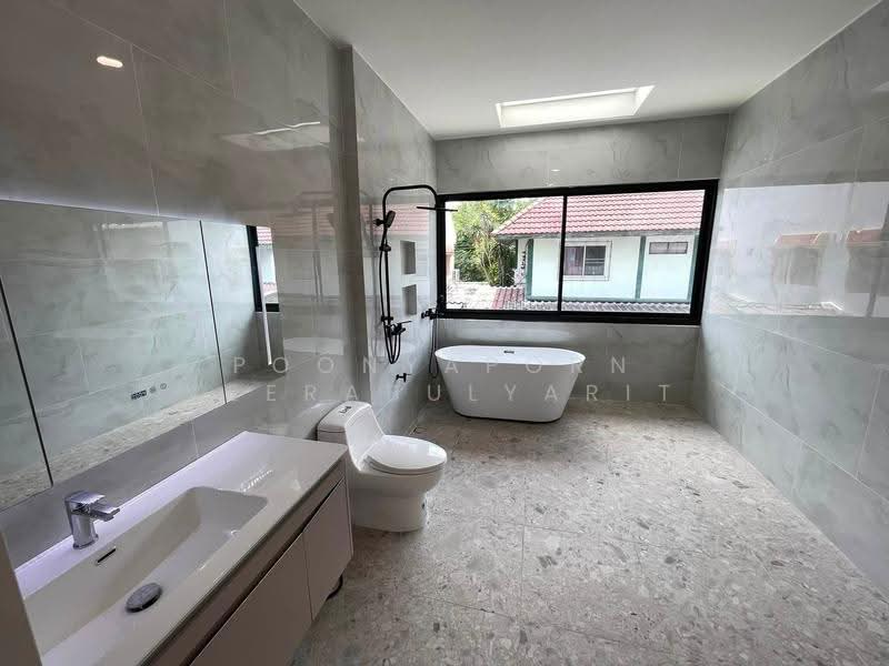 ขายบ้านเดี่ยว : ซอยลาดพร้าว 87, Bangkok, ลาดพร้าว, Khlong Chaokhun Sing, Wang Thonglang, Bangkok, 5 Bedrooms, 250 sqm, Single Detached House For Sale, by Poonyaporn Veerabulyarit, 500530971 - DDproperty.com