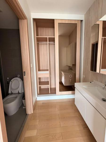 Siri At Sukhumvit, Bangkok, 902 Sukhumvit Road, Phra Kanong, Khlong Toei, Bangkok, 2 Bedrooms, 70 sqm, Condo For Rent, by Rattanaporn Khamlit, 500531279 - DDproperty.com