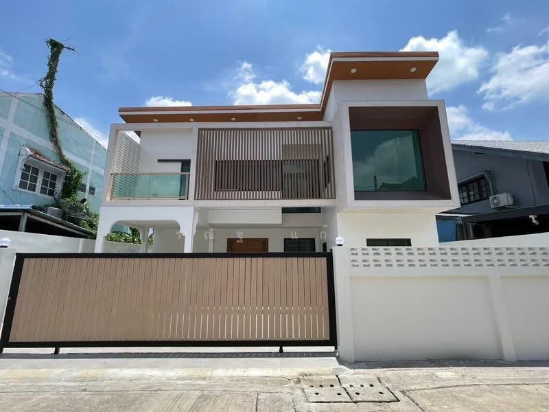 ลาดพร้าว, Bangkok, Lat Phrao, Bangkok, 5 Bedrooms, 250 sqm, Single Detached House For Sale, by กรณัฐ แก้วดี, 500531451 - DDproperty.com