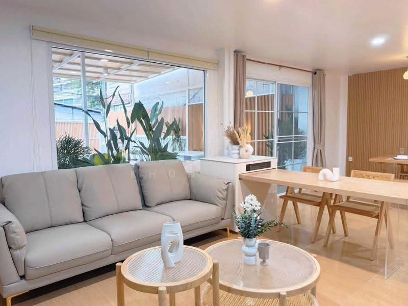 Townhouse in Ratchada for rent 5bedroom ( SPSEVE2303 ), Bangkok, รัชดา 18, Huai Khwang, Bangkok, 5 Bedrooms, 250 sqm, Townhouse For Rent, by Khun Eve, 500531590 - DDproperty.com