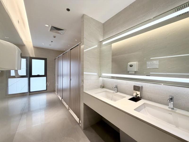 Space & Private Pool! 250ม.จาก BTS อโศก หรือ MRT สุขุมวิท, กรุงเทพ, สุขุมวิท, คลองเตยเหนือ, วัฒนา, กรุงเทพ, 300 ตร.ม., พื้นที่ขายของ ให้เช่า, โดย Sirikul Wattanakorn, 500531892 - DDproperty.com