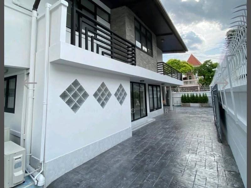 For rent: 2-story detached house, corner unit, Ratchada-Sutthisan area, near Sutthisan BTS station, Bangkok, Samsen Nok, Huai Khwang, Bangkok, , 460 sqm, Office Space For Rent, by Tida phanthonglarptawee, 500532929 - DDproperty.com