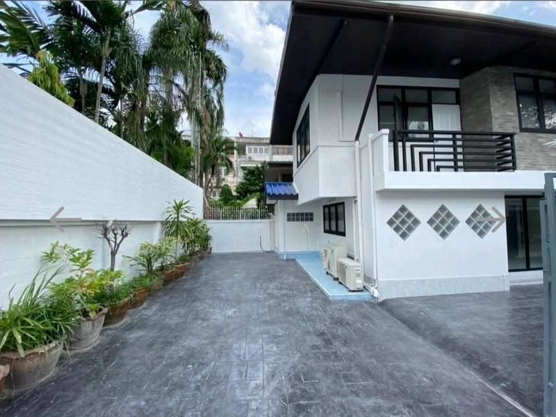 For rent: 2-story detached house, corner unit, Ratchada-Sutthisan area, near Sutthisan BTS station, Bangkok, Samsen Nok, Huai Khwang, Bangkok, , 460 sqm, Office Space For Rent, by Tida phanthonglarptawee, 500532929 - DDproperty.com