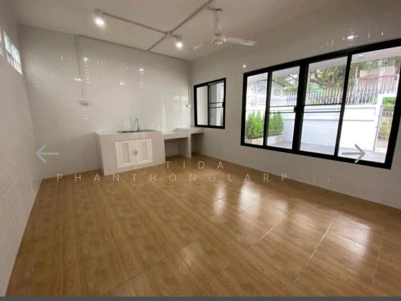For rent: 2-story detached house, corner unit, Ratchada-Sutthisan area, near Sutthisan BTS station, Bangkok, Samsen Nok, Huai Khwang, Bangkok, , 460 sqm, Office Space For Rent, by Tida phanthonglarptawee, 500532929 - DDproperty.com