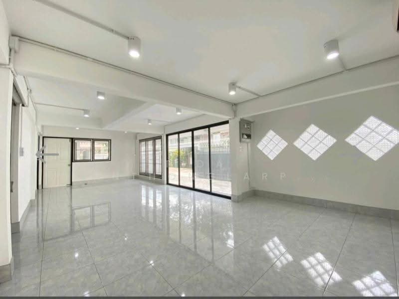 For rent: 2-story detached house, corner unit, Ratchada-Sutthisan area, near Sutthisan BTS station, Bangkok, Samsen Nok, Huai Khwang, Bangkok, , 460 sqm, Office Space For Rent, by Tida phanthonglarptawee, 500532929 - DDproperty.com