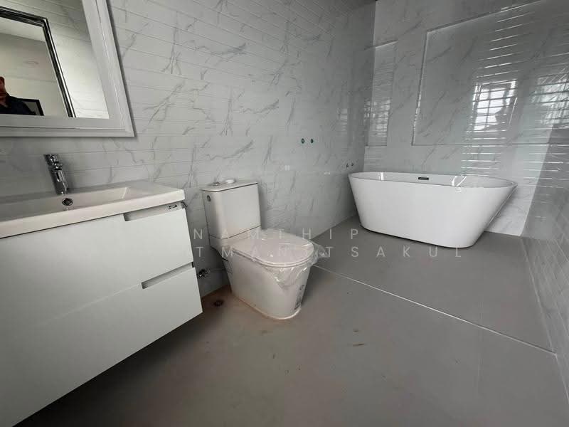 Ladawan Srinakarin, Samut Prakan, Srinakarin Road, Bang Kaeo, Bang Plee, Samut Prakan, 4 Bedrooms, 400 sqm, Single Detached House For Rent, by Namthip Wiwatmanitsakul, 500535286 - DDproperty.com