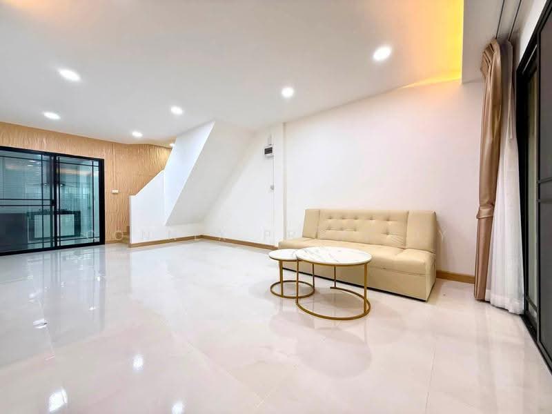 บ้านทาวน์เฮาส์รีโนเวทใหม่ทั้งหลัง พร้อมเข้าอยู่ ซอยสวนผัก 19 ตลิ่งชัน, กรุงเทพ, , ตลิ่งชัน, กรุงเทพ, 100 ตร.ม., ทาวน์เฮ้าส์ ขาย, โดย Connex Property, 500535529 - DDproperty.com