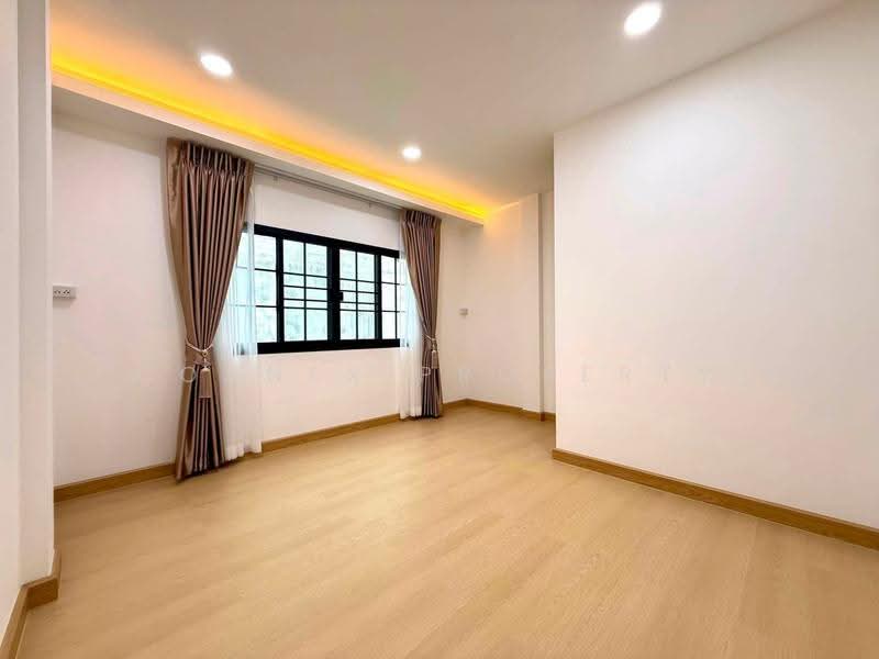 บ้านทาวน์เฮาส์รีโนเวทใหม่ทั้งหลัง พร้อมเข้าอยู่ ซอยสวนผัก 19 ตลิ่งชัน, กรุงเทพ, , ตลิ่งชัน, กรุงเทพ, 100 ตร.ม., ทาวน์เฮ้าส์ ขาย, โดย Connex Property, 500535529 - DDproperty.com