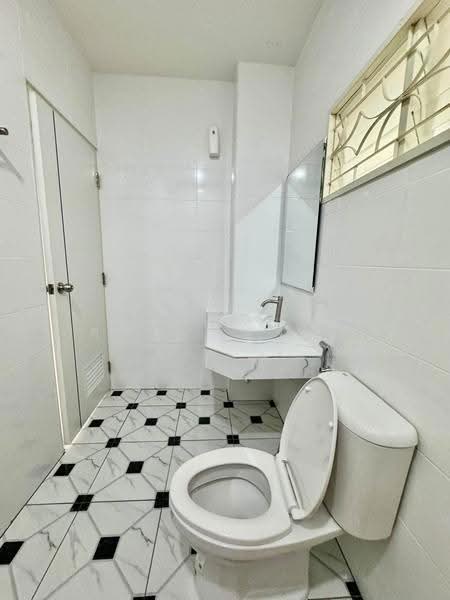 ให้เช่าทาวน์โฮมรีโนเวทใหม่ ม.คลาสสิคโฮม ไร่กล้วย ศรีราชา, Chon Buri (Pattaya), Surasak, Si Racha, Chon Buri (Pattaya), 2 Bedrooms, 80 sqm, Townhouse For Rent, by Dusit Saengfa, 500536618 - DDproperty.com