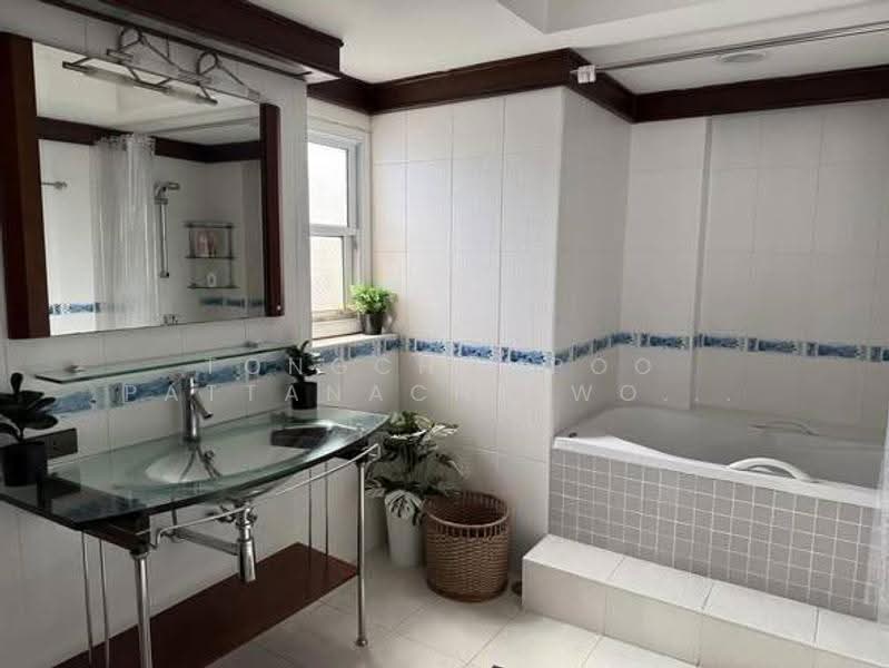 Baan Suanpetch, Bangkok, 18 Soi Sukhumvit 39, Khlong Tan Nua, Watthana, Bangkok, 2 Bedrooms, 135 sqm, Condo For Rent, by Tongchompoo Pattanachaiwongkoon, 500536958 - DDproperty.com