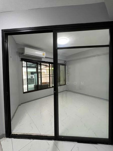 Pet-Friendly Townhome for Rent | Ekkamai | Company Registration Allowed (SPSSR386), Bangkok, เอกมัย 12, Khlong Tan Nua, Watthana, Bangkok, 2 Bedrooms, 110 sqm, Townhouse For Rent, by Khun Poon, 500539019 - DDproperty.com