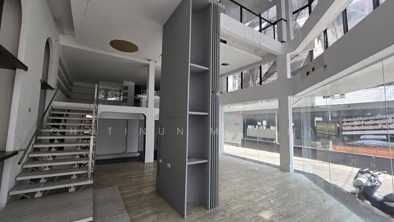 Corner Shophouse for Rent in Thonglor | 4 Storeys + Rooftop, Bangkok, ทองหล่อ, Khlong Tan Nua, Watthana, Bangkok, , 496 sqm, Shophouse For Rent, by Chutinun Mungmai, 500542738 - DDproperty.com