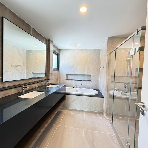 The City Bangna 3, Samut Prakan, Bang Kaeo, Bang Plee, Samut Prakan, 4 Bedrooms, 326 sqm, Single Detached House For Rent, by ศศิพัชร ปัญญาพานิชกุล, 500545084 - ห้องน้ำในห้อง Master Room - DDproperty.com