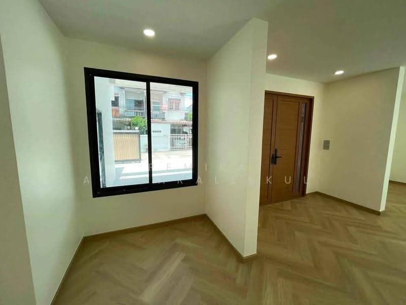 5-BR House, Bangkok, Khlong Chaokhun Sing, Wang Thonglang, Bangkok, 5 Bedrooms, 250 sqm, Single Detached House For Sale, by Pemika Aukkaraleekul, 500547589 - DDproperty.com