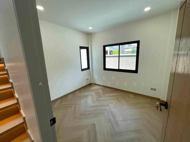 5-BR House, Bangkok, Khlong Chaokhun Sing, Wang Thonglang, Bangkok, 5 Bedrooms, 250 sqm, Single Detached House For Sale, by Pemika Aukkaraleekul, 500547589 - DDproperty.com