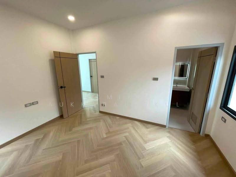 5-BR House, Bangkok, Khlong Chaokhun Sing, Wang Thonglang, Bangkok, 5 Bedrooms, 250 sqm, Single Detached House For Sale, by Pemika Aukkaraleekul, 500547589 - DDproperty.com