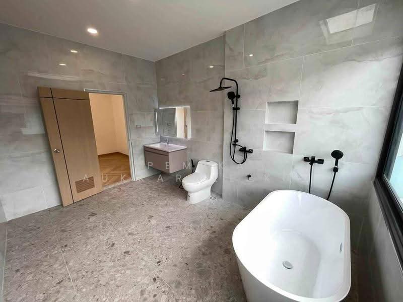 5-BR House, Bangkok, Khlong Chaokhun Sing, Wang Thonglang, Bangkok, 5 Bedrooms, 250 sqm, Single Detached House For Sale, by Pemika Aukkaraleekul, 500547589 - DDproperty.com
