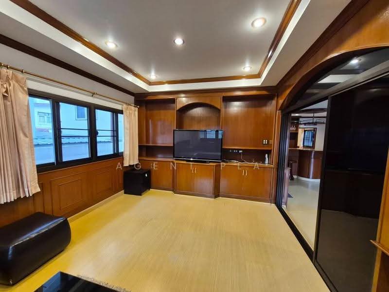 For Sale/Rent: 2-Storey Detached House near MRT Sutthisan (Company Registration Allowed) (SPSAD4165), Bangkok, Samsen Nok, Huai Khwang, Bangkok, 4 Bedrooms, 296 sqm, Single Detached House For Rent, by Agent Pla, 500547950 - DDproperty.com