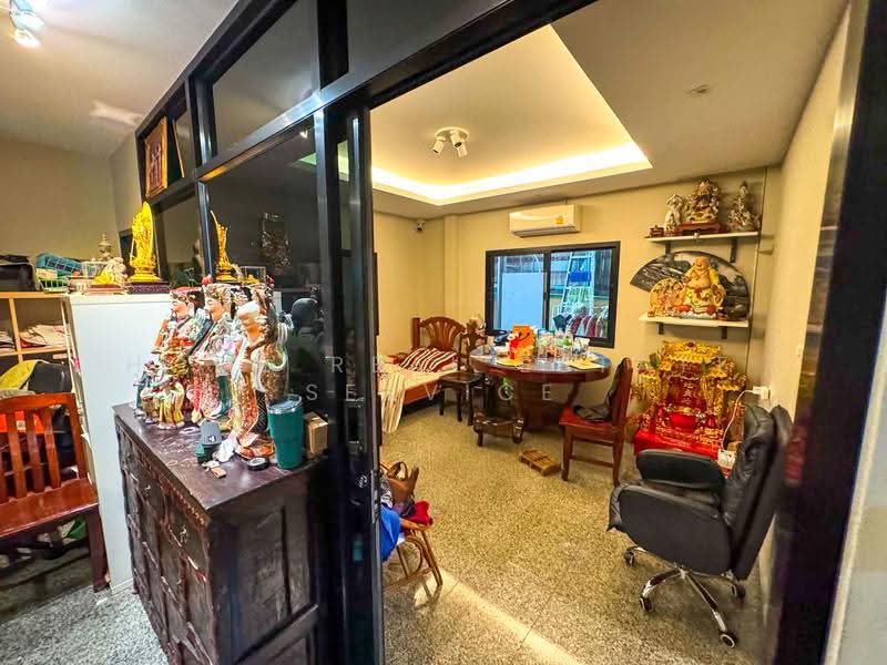 Detached house, Rangsiya Village, Soi Udomsuk 58, Bangkok, Bang Chak, Phra Khanong, Bangkok, 4 Bedrooms, 300 sqm, Single Detached House For Sale, by HOME Real Estate Service, 500548433 - DDproperty.com