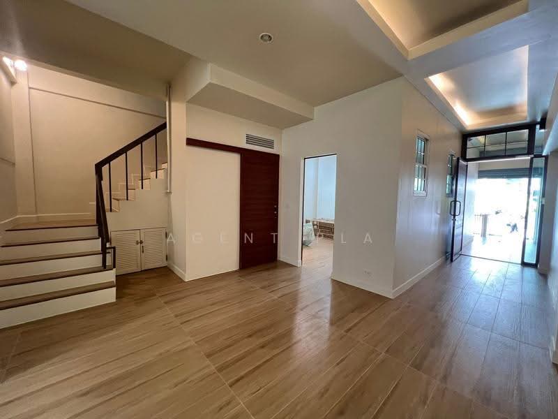 Home Office 4 ชั้น ให้เช่าติดถนน ทวีมิตร ใกล้ Central พระราม 9 (SPSAD4166), กรุงเทพ, ห้วยขวาง, กรุงเทพ, 360 ตร.ม., Shophouse ให้เช่า, โดย Agent Pla, 500548447 - DDproperty.com