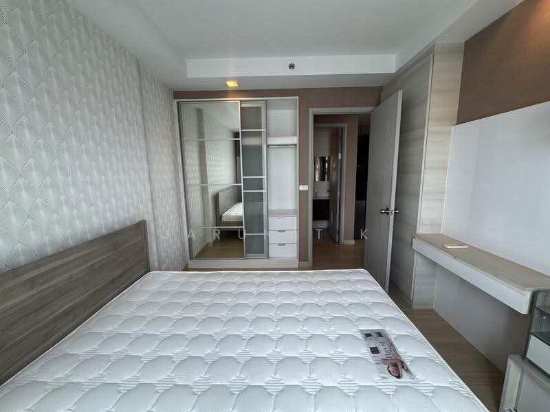 Thru Thonglor, Bangkok, Petchaburi Road, Bang Kapi, Huai Khwang, Bangkok, 1 Bedroom, 38 sqm, Condo For Rent, by Jarunat K, 500549534 - DDproperty.com
