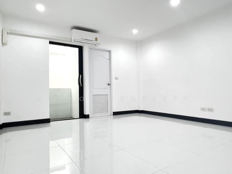 ซอยสุขุมวิท 95, Bangkok, Bang Chak, Phra Khanong, Bangkok, 5 Bedrooms, 208 sqm, Townhouse For Rent, by Holtop Property, 500550205 - DDproperty.com