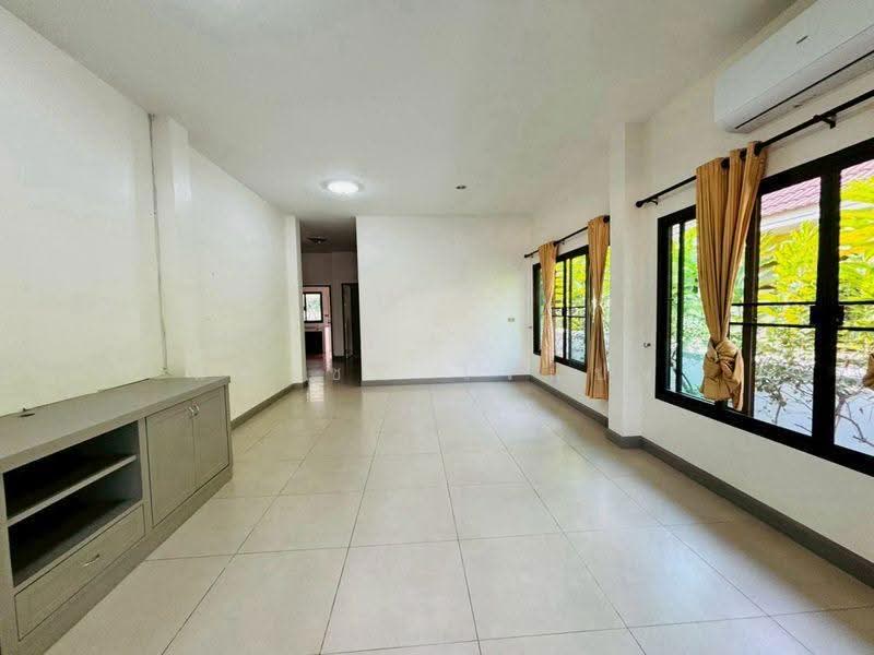 Lovely, comfortable freshly painted home with garden near Meechok Plaza, Chiang Mai, Nong Pa Krang, Muang Chiang Mai, Chiang Mai, 3 Bedrooms, 100 sqm, Single Detached House For Sale, by นิศาชล ใจแปง, 500550275 - DDproperty.com