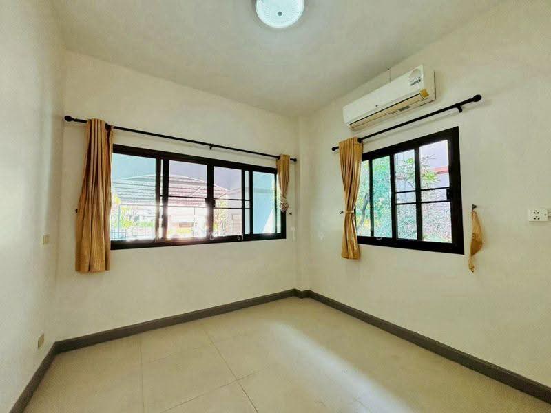 Lovely, comfortable freshly painted home with garden near Meechok Plaza, Chiang Mai, Nong Pa Krang, Muang Chiang Mai, Chiang Mai, 3 Bedrooms, 100 sqm, Single Detached House For Sale, by นิศาชล ใจแปง, 500550275 - DDproperty.com