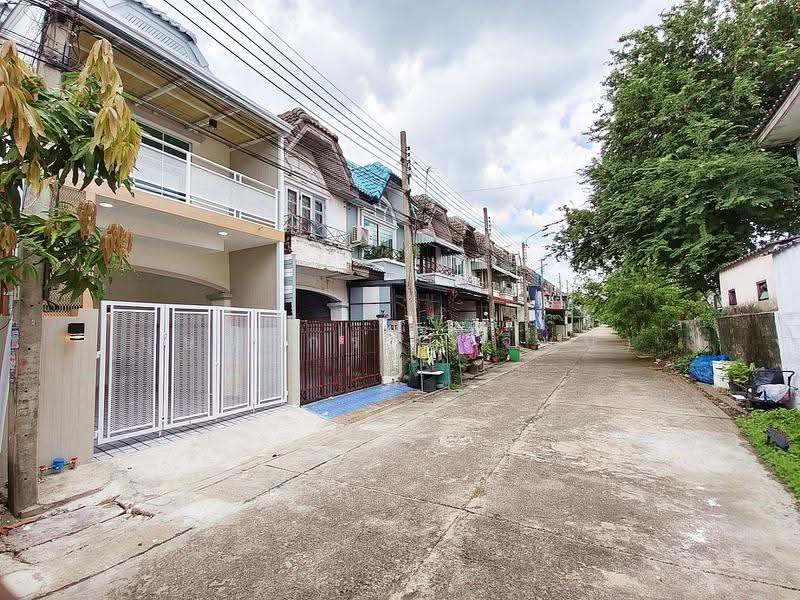 บ้านสวย 3 ห้องนอน มีระเบียงหน้าบ้าน หมู่บ้านมนวดี ถนนวัดลาดปลาดุก บางบัวทอง ใกล้เซ็นทรัล เวสเกต, Nonthaburi, วัดลาดปลาดุก, Bang Khu Rat, Bang Bua Thong, Nonthaburi, 3 Bedrooms, 110 sqm, Townhouse For Sale, by บุษบากร (เจี๊ยบ), 500550304 - DDproperty.com