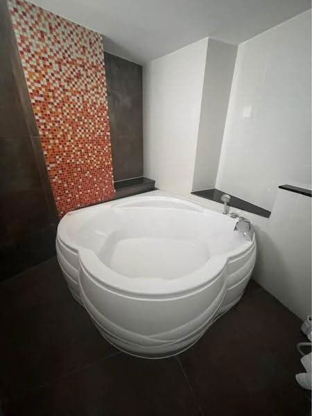 Fifty Fifth Tower, Bangkok, 84 Soi Sukhumvit 55, Sukhumvit Road, Khlong Tan Nua, Watthana, Bangkok, 3 Bedrooms, 223 sqm, Condo For Rent, by Nat Tantirapan, 500550813 - DDproperty.com