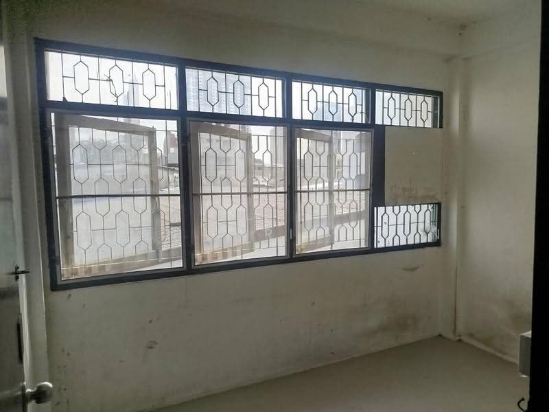 Sell 3-Story Townhouse 300m from BTS Krung Thon Buri Great Investment Opportunity in Charoen Nakhon, Bangkok, เจริญนคร18, Bang Lam Phu Lang, Khlong San, Bangkok, 3 Bedrooms, 150 sqm, Townhouse For Sale, by Khun Varittinun, 500551538 - DDproperty.com